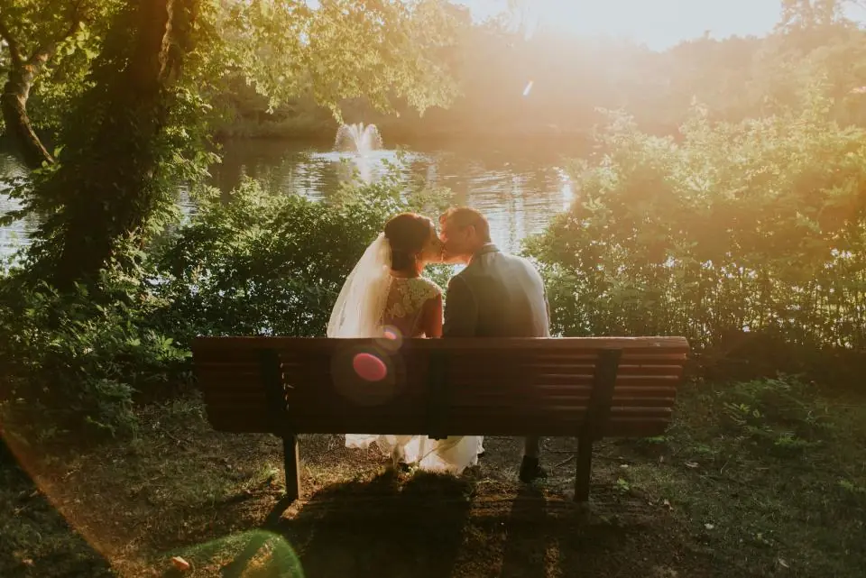 Pareja sentada en un banco del parque